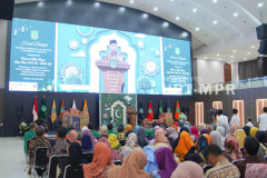 Rektor UNAS Dr. El Amry Bermawi Putera, M.A. memberikan sambutan didepan para pimpinan yayasan, dosen dan karyawan dalam acara Halal Bihalal, di Gedung Auditorium UNAS, Kamis, 18 April 2024 