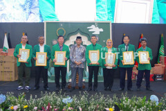 Foto bersama pimpinan YMIK dan penerima penghargaan satya lencana dalam acara Halal Bihalal Pimpinan, Dosen dan Karyawan Universitas Nasional, Kamis, 18 April 2024 di Gedung Auditorium UNAS
