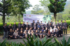 Foto bersama saat kegiatan KKL, di kawasan Gambung, Cagar Alam Gunung Tilu, Jawa Barat, Rabu, 01 Mei 2024