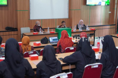 Dekan Fakultas Biologi dan Pertanian Dr. Fachruddin M. Mangunjaya, M.Si. memberikan sambutan didepan para siswa/siswi SMK Al-Wafa, Kamis, 02 Mei 2024