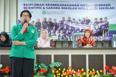 Salah satu mahasiswa mempresentasikan hasil temuannya dilapangan didepan pembahas dan pembimbing