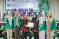 Pemberian sertifikat kepada kelompok mahasiswa yang diberikan oleh Wakil Dekan Fakultas Biologi dan Pertanian Prof. Dr. Dra. Sri Endarti Rahayu, M.Si.