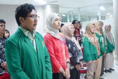 Saat menyanyikan Indonesia Raya dalam acara seminar kuliah kerja lapangan, di Ruang Seminar Lt. 3 Menara UNAS, Ragunan, Sabtu 29 Juni 2024