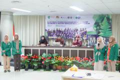 Para mahasiswi saat mempresentasikan hasil temuannya dilapangan didepan pembahas dan pembimbing