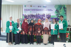 Foto bersama usai mahasiswa presentasi