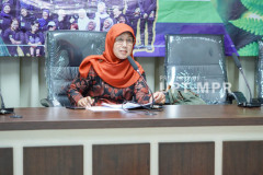 Pembahas/ Ketua Program Studi Biologi Dra. Noverita, M.Si. saat memberikan pertanyaan kepada mahasiswa