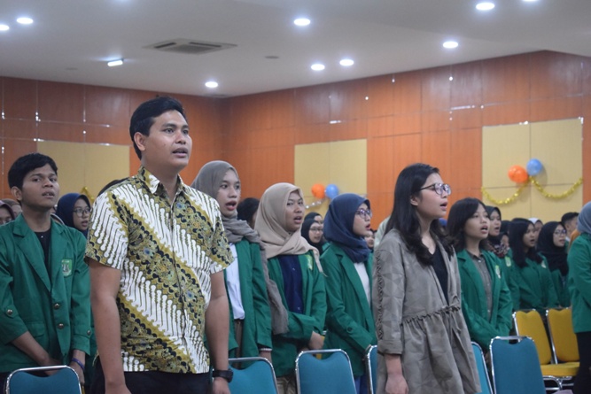 Peserta Perayaan Dies Natalis FEB ke 55 menyanyikan lagu Indonesia Raya dan Mars UNAS