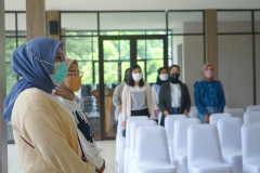 Menyanyikan lagu Indonesia Raya dalam pembukaan kegiatan Alumni Gathering serta perkenalan M.Ak FEB Unas