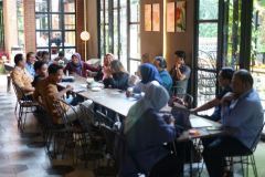 Para alumni sedang mengikuti kegiatan yang berlangsung dalam acara Alumni Gathering Prodi Akuntansi Fakultas Ekonomi dan Bisnis Unas Serta Pengenalan Program Studi Magister Akuntasi, di Langit Seduh Coffe, Ampera Jakarta Selatan, Sabtu, 2 September 2023