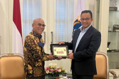 Gubernur DKI Jakarta H. Anies Rasyid Baswedan, S.E., M.P.P., Ph.D. (kanan) saat memberikan cinderamata kepada Rektor Unas Dr. El Amry Bermawi Putera, M.A. (kiri)