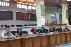 Para dosen dalam kegiatan audiensi Prodi Ilmu Komunikasi dengan Komisi I DPRD Kota Cirebon
