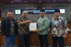 Pemberian cenderamata dari Unas kepada Komisi I DRPD Kota Cirebon