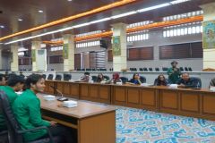 Para mahasiswa dalam kegiatan audiensi Prodi Ilmu Komunikasi dengan Komisi I DPRD Kota Cirebon