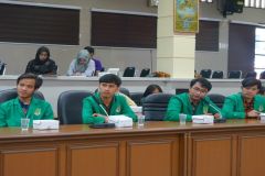 Para mahasiswa dalam kegiatan audiensi Prodi Ilmu Komunikasi dengan Komisi I DPRD Kota Cirebon