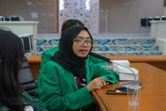 Sesi diskusi dan tanya jawab dalam kegiatan audiensi Prodi Ilmu Komunikasi dengan Komisi I DPRD Kota Cirebon