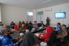 Walikota Cirebon dan Dosen serta Mahasiswa sedang mengikuti acara yang berlangsung dalam kegiatan Audiensi Prodi Ilmu Komunikasi FISIP Unas dengan Walikota Cirebon, di Kota Cirebon, Kamis, 9 Februari 2023