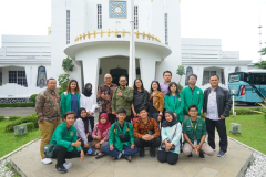 Para Dosen dan Mahasiswa sedang foto bersama dalam kegiatan Audiensi Prodi Ilmu Komunikasi FISIP Unas dengan Walikota Cirebon, di Kota Cirebon, Kamis, 9 Februari 2023