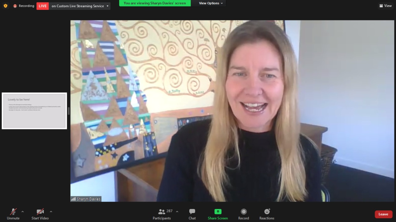 Sharyn Graham Davies Ph.D (Monash University) selaku narasumber dari Panel Sosial Budaya sedang memaparkan materinya dalam  pembukaan kegiatan Australia Update 2021 secara virtual.