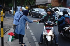 Petugas PPMB membagikan takjil kepada pengguna jalan,Jumat (24/5)