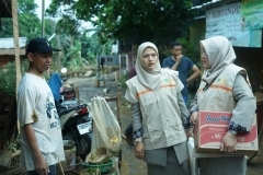 Dekan Fikes Dr. Retno Widowati, M.Si. (kanan) dan Ketua Program Studi D-IV Kebidanan Dewi Kurniati, SST., M.Keb (tengah) bersama dengan orang tua Faiz (kiri) saat menjenguk keadaan rumah yang terkena banjir
