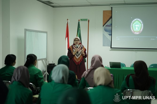 sambutan oleh Dekan Fakultas Ilmu Kesehatan Dr. Retno Widowati, M.Si. saat kegiatan Pelatihan Bantuan Hidup Dasar Mahasiswa Perawat Gelombang 2 di ruang 603 (30/1)
