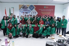Foto bersama para mahasiswa dengan pimpinan fikes dan instruktur pelatihan BHD