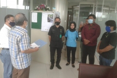 Pemberian bantuan tahap 1 (di awal masa pandemi covid 19) berupa sembako diberikan oleh Drs. Firdaus Syam, MA., Ph.D mewakili pimpinan sekolah pascasarjana kepada para karyawan yang terdampak covid 19.