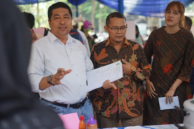 Wakil Rektor Bidang Akademik Prof. Dr. Iskandar Fitri, S.T., M.T. (kiri) dan Kepala UPT Wirausaha Mandiri Drs. Suadi Sapta Putra, M.Si.M. (kanan) menjadi juri pada bazar kewirausahaan