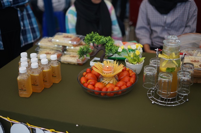 Produk makanan yang dijual belikan oleh mahasiswa di bazar kewirausahaan