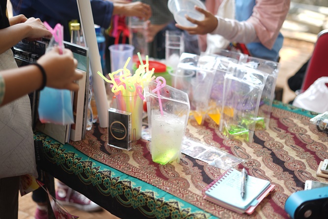 Produk minuman yang dijual belikan oleh mahasiswa di bazar kewirausahaan
