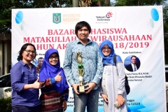 Foto bersama juara 1 sebagai stand terbaik di bazar kewirausahaan 2019