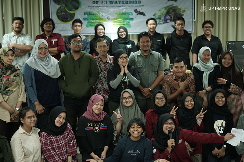 Foto bersama seluruh narasumber dan peserta pada Talkshow Asian Waterbird Census (AWC) 2020 yang bertajuk  “Effect of Climate Changes on Waterbird”. Pada Sabtu (1/2) di Ruang Seminar Lantai 3 Menara 1 Unas.
