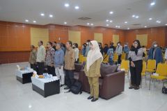 Menyanyikan lagu Indonesia Raya dan Mars Unas dalam Pembukaan kegiatan Bedah Buku Diplomasi  Ringan dan Lucu,  di Ruang Seminar Blok I Lantai 4, Senin, 20 Maret 2023