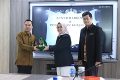 Pemberian cenderamata dari FISIP Unas kepada Politeknik STIA LAN Bandung