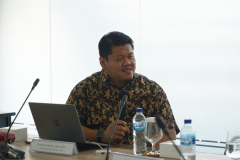 Narasumber dari LLDIKTI Wiayah III Jakarta, Franova Herdiyanto, S.Kom., M.T.I. sedang mempresentasikan materinya dalam kegiatan Bimbingan Teknis Indikator Kinerja Utama (IKU) BPM, di Ruang Rapat Cyber, Sabtu 28 Oktober 2023