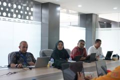 Diskusi para dosen dalam kegiatan Bimtek Pengisian Logbook Program Praktisi Mengajar BPK, di Ruang Rapat Cyber UNAS, Rabu, 24 April 2024