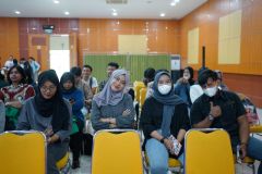 Para mahasiswa dalam Seminar Karir Masa Depan dengan Artifical Intelligence  Kerjasama UNAS dengan PT. Antalpha Technologies Indonesia, di Ruang Aula Blok I Lt.IV, Jum'at, 22 Desember 2023.