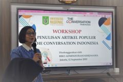 Sambutan oleh Program Manager The Conversation Indonesia Astrid Wibisono di Ruang Rapat Cyber Library, Selasa (12/09)