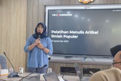 Trainer Workshop Penulisan Artikel Nurul Fitri Ramadhani (Fifi) Editor Politik Masyarakat Conversation Indonesia