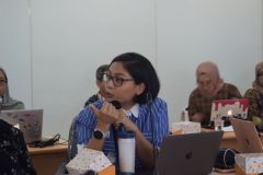 Manager The Conversation Indonesia Astrid Wibisono Sedang Menjawab Pertanyaan dari Para Dosen