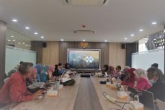 Para Dosen Universitas Nasional sedang Mengikuti Kegiatan Workshop Pelatihan Penulisan Artikel di Ruang Rapat Cyber Library, Selasa (12/09)