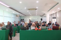 Sesi diskusi dan tanya jawab antar Dosen dengan Prof. Dr. Achmad Nizar Hidayanto, S.Kom., M.Kom di Ruang Seminar Selasar Blok I Lt.III, Rabu (27/09)