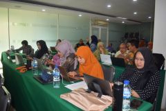 Para Dosen sedang Berdiskusi terkait Pertemuan Pelatihan Pembuatan Media Pembelajaran di Ruang Seminar Selasar Blok I lt.3, Jumat (01/09)