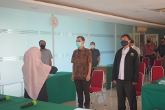 Para peserta saat menyanyikan Indonesia Raya dalam kegiatan Uji Kompetensi Ahli Perawatan Bangunan Gedung pada Sabtu 12 Desember 2020 di Ruang Seminar Selasar Lantai 3 Universitas Nasional