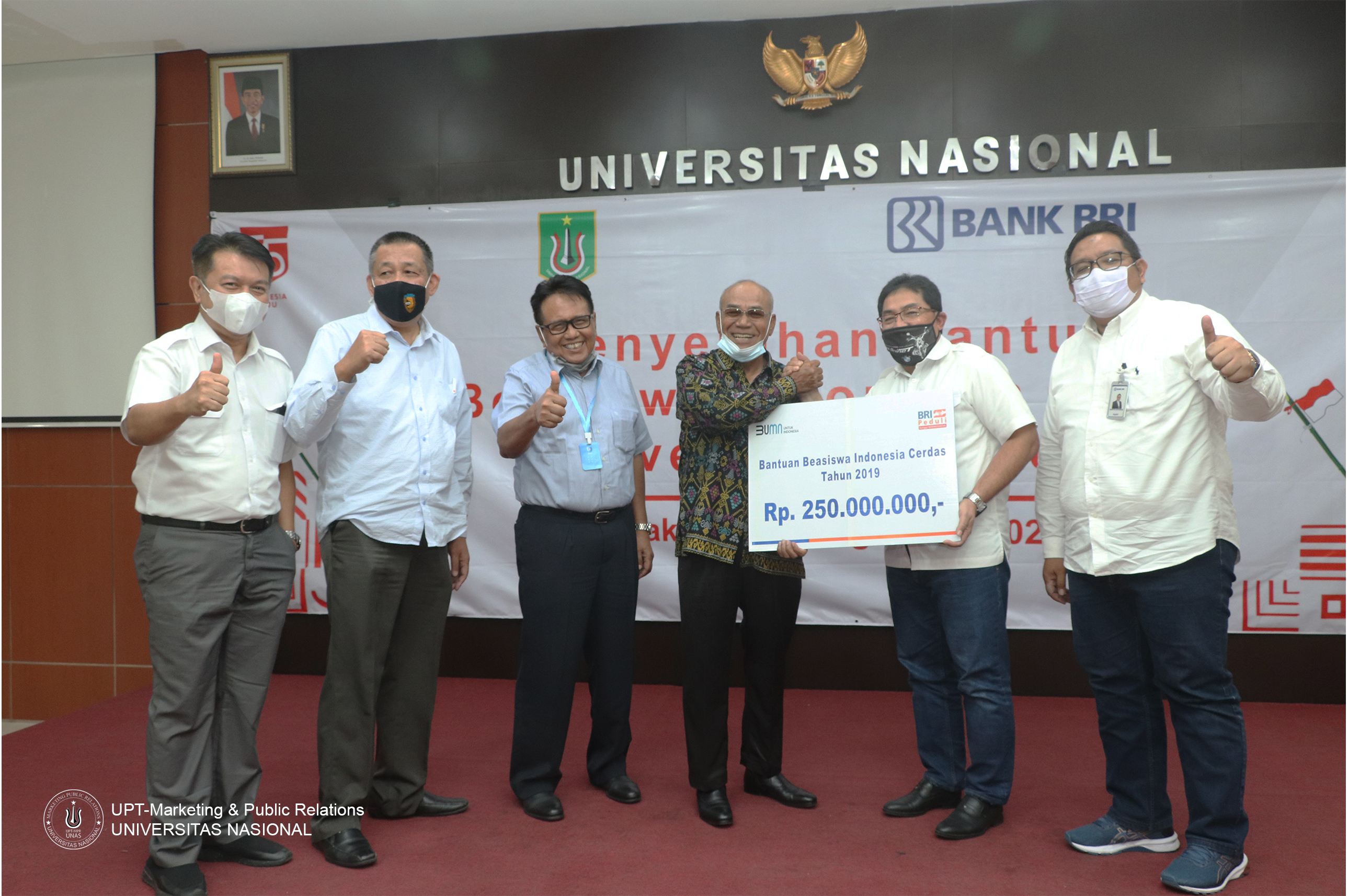 Penyerahan Bantuan Beasiswa Indonesia Cerdas kepada UNAS