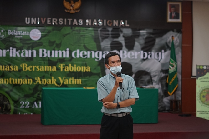 Dekan Fakultas Biologi Dr. Tatang Mitra Setia, M.Si. saat memberikan sambutan