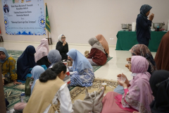 Situasi buka puasa dalam kegiatan Buka Puasa Bersama dan Tausyiah Ramadhan 1445 H FEB UNAS di Exhibition Room, Senin, 25 Maret 2024. 