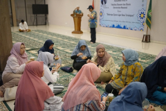 Situasi buka puasa dalam kegiatan Buka Puasa Bersama dan Tausyiah Ramadhan 1445 H FEB UNAS di Exhibition Room, Senin, 25 Maret 2024. 