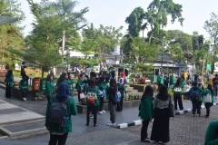 Para peserta character building ditaman Universitas Nasional3