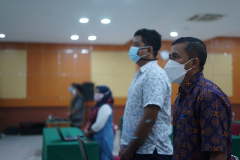 Menyanyikan lagu Indonesia Raya dan Mars Unasd dalam pembukaan kegaitan coaching clinic di Aula Blok I Lantai IV Unas.